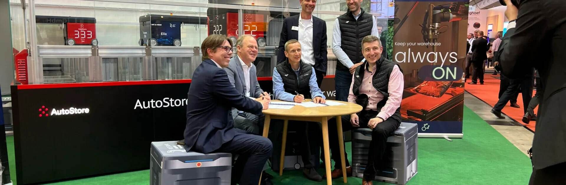 Zespół NoMagic i Reesnick siedzieli przy stole