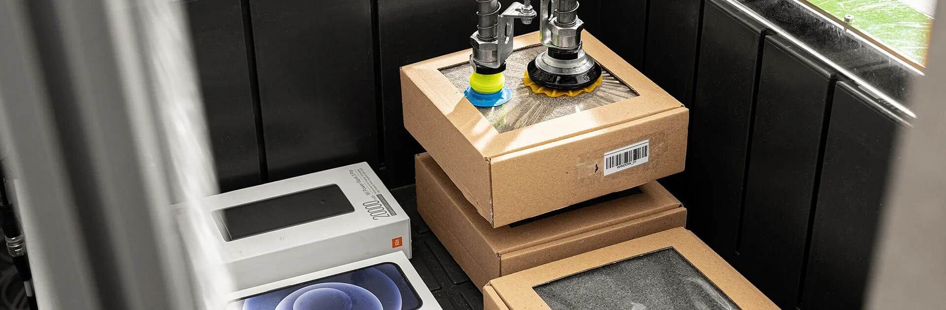 robot nomagique ramassant une boîte