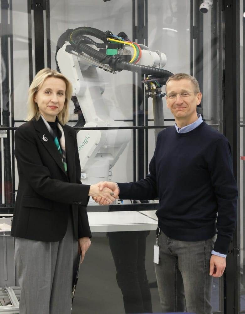 Vice-présidente de la BEI, Prof. Teresa Czerwińska (à gauche), PDG de Nomagic, Kacper Nowicki (à droite)