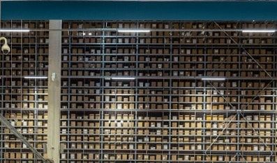 In einem Lagerhaus gestapelte Kisten