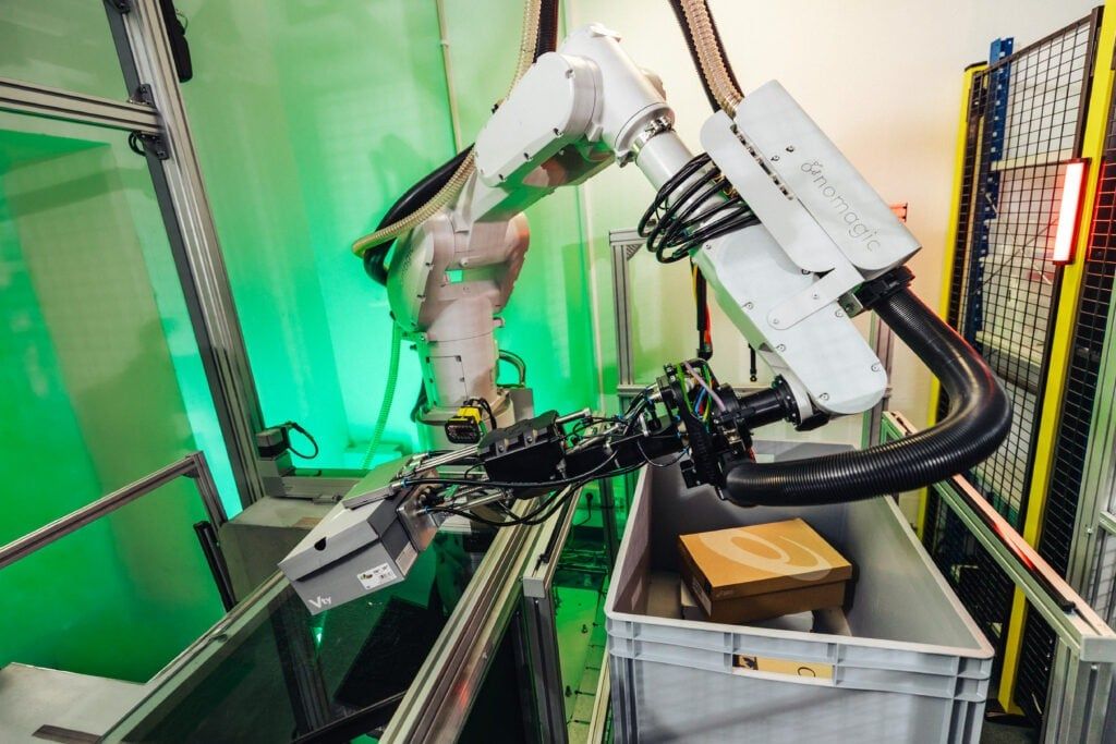 Robot Nomagic do podnoszenia pudełek na buty