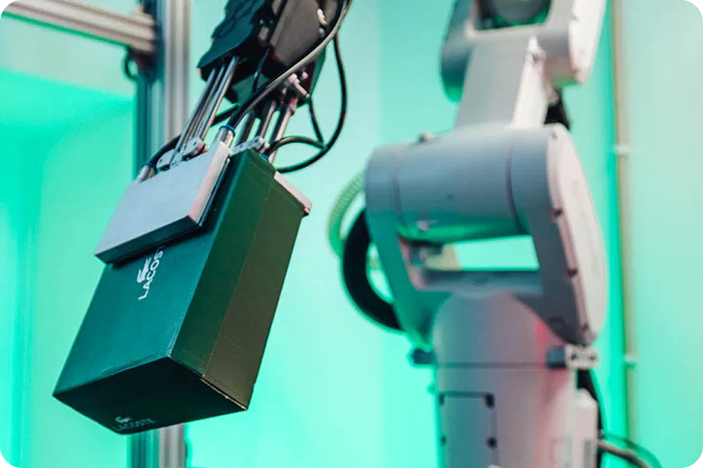 Zbliżenie na robota Nomagic do podnoszenia pudełek na buty