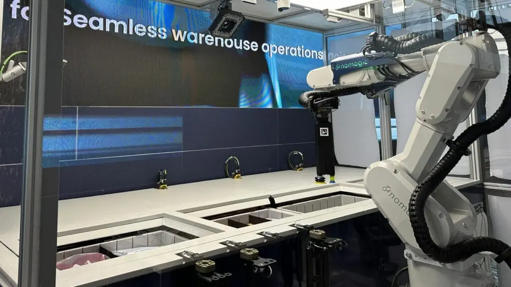 Nomagic justPick Roboter im AutoStore System