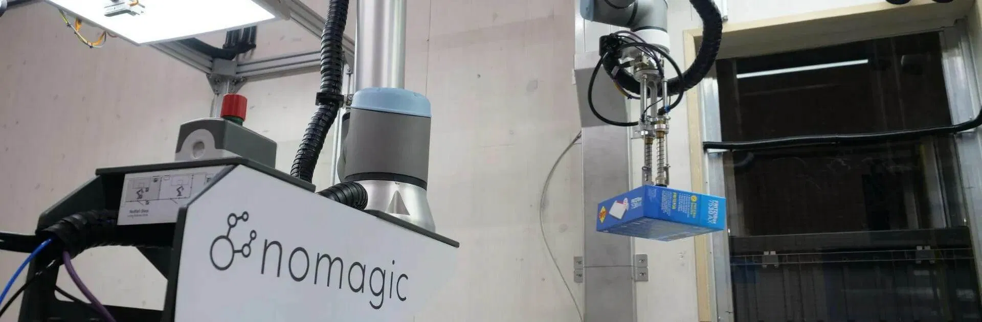 Primer plano de un robot sin magia