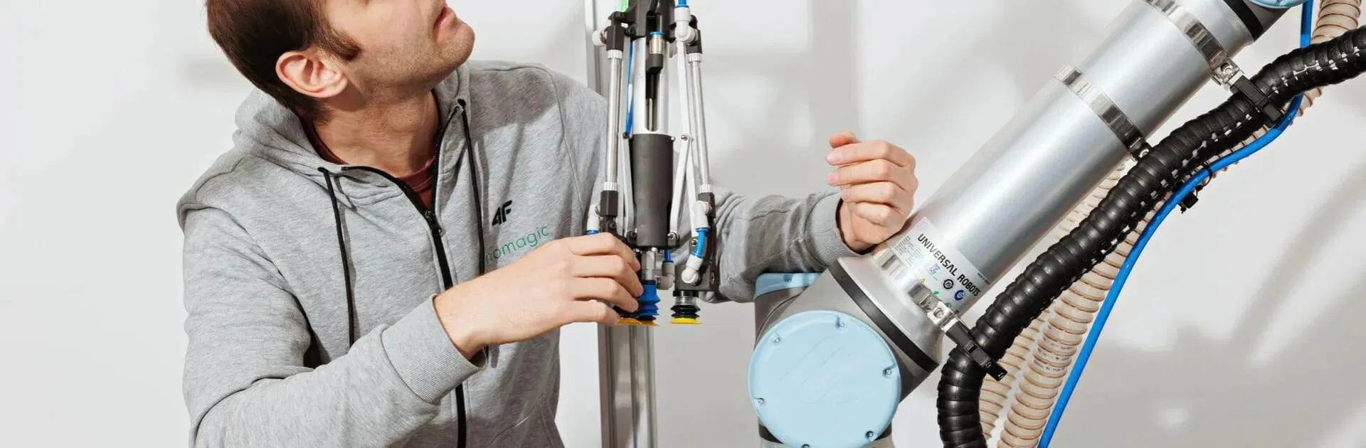 un ingeniero sin magia con un robot sin magia