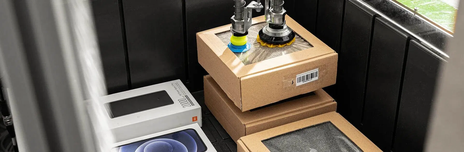 Ein Nomagic-Roboter hebt eine Kiste auf