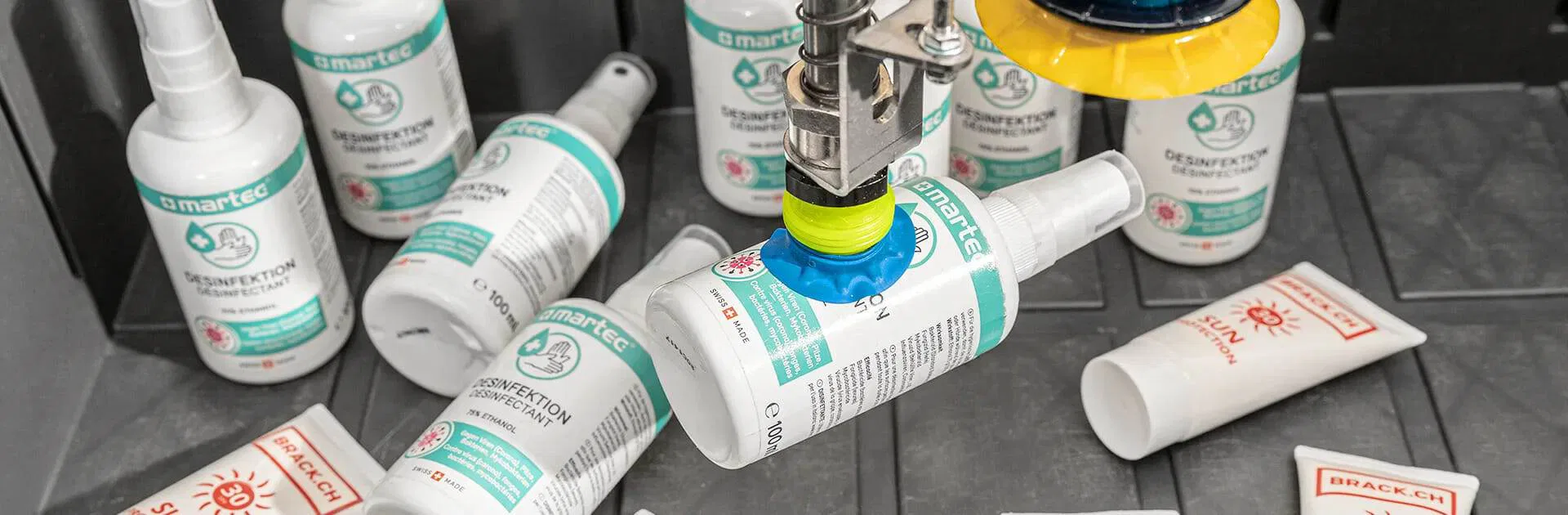 robot nomagic ramassant des bouteilles en plastique