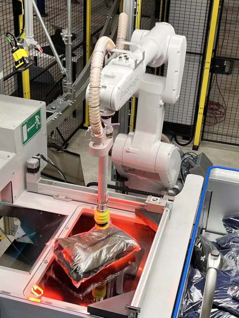 Nomagic robot picking jackets at Fiege