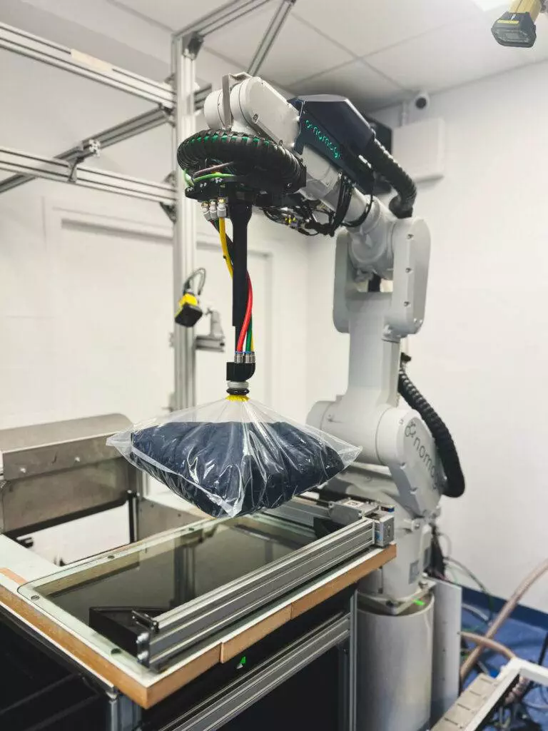 Nomagic robot picking and scanning Fashion items