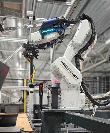 Nomagic robot working at Vanderlande