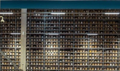 des cartons empilés dans un entrepôt