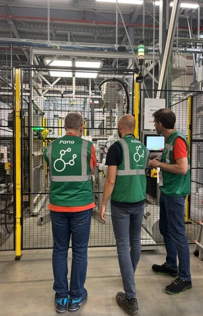 Personnel de Nomagic observant un robot